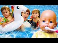 Tyttö ja vauvanuket uima-altaassa - &quot;Olen Bianca&quot;-lastenohjelma. Suomenkielisiä videoita