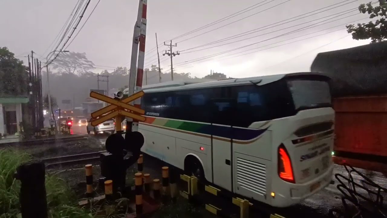 Momen Hujan Sangat Lebat Di Perlintasan | Very Heavy Rain Moment At The Crossing Part #1