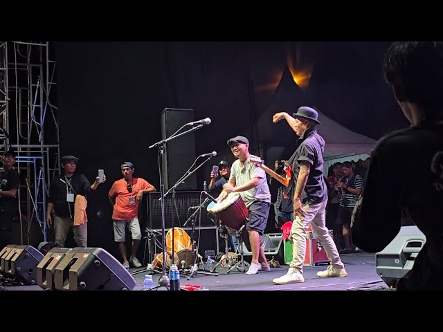 Tony Q Rastafara - Tertanam dan Kongkalikong Live at Purwokerto Mods May Day 2024 class=