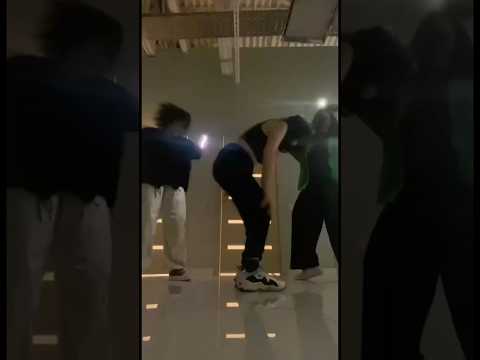 Съемка на тапок | повторили тренд #корея #bts #мем #korea #kpop #kdrama #shorts #дискотека