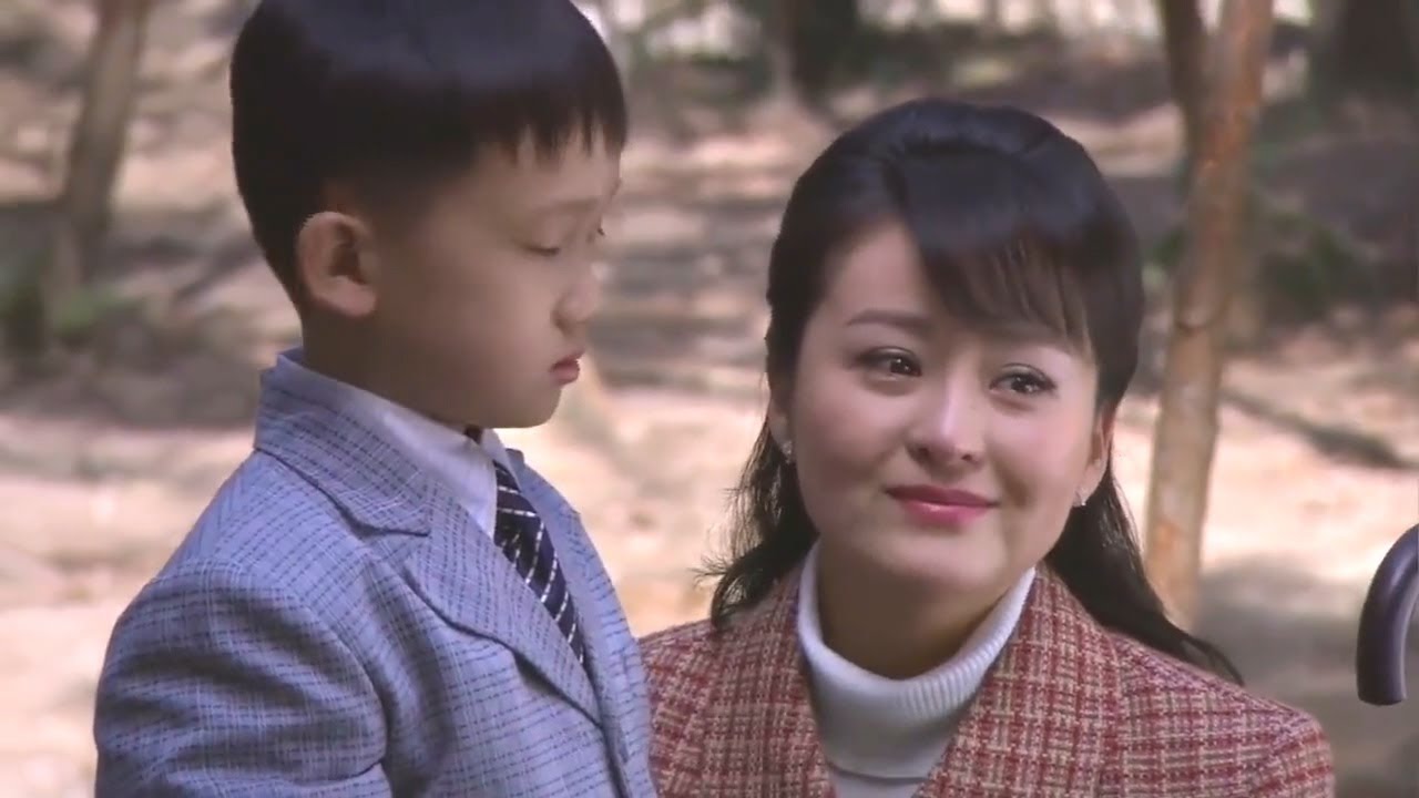 富豪祭拜父親，卻碰見失散多年的妻子，還帶著個男孩