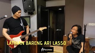 ARI LASSO NYANYI MAIN HATI DAN SEMPURNA