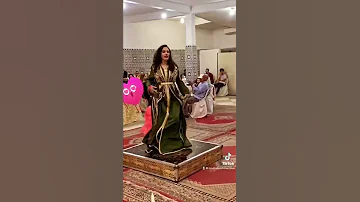 باغة نشطح وباغه نغني ولميحملني يبعد مني 