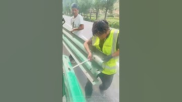 The installation process of road guardrails is shared