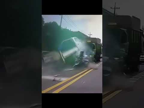 블랙박스 사고 영상...😱 #블랙박스 #사고영상 #신호위반 #교통사고 #안전운전 #Dashcam #Shorts