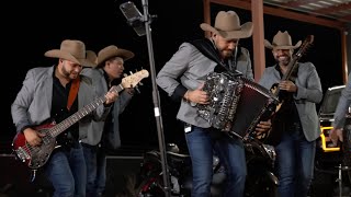 Video voorbeeld van "De Parranda - La Cumbia del Rio (En Vivo)"