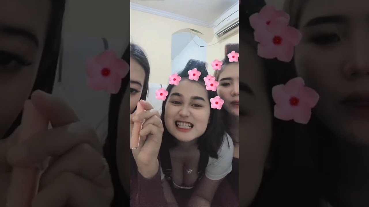 Сестра такая милая, когда проводит время с друзьями.