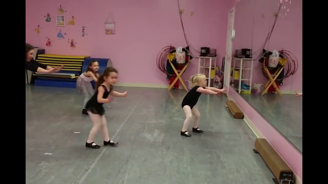 Девочка с синдромом Дауна танцует. Синдром Дауна танцуют. Танцевальная студия для детей с синдромом Дауна. Танцы для детей с синдромом Дауна в Иркутске. Дауны танцуют