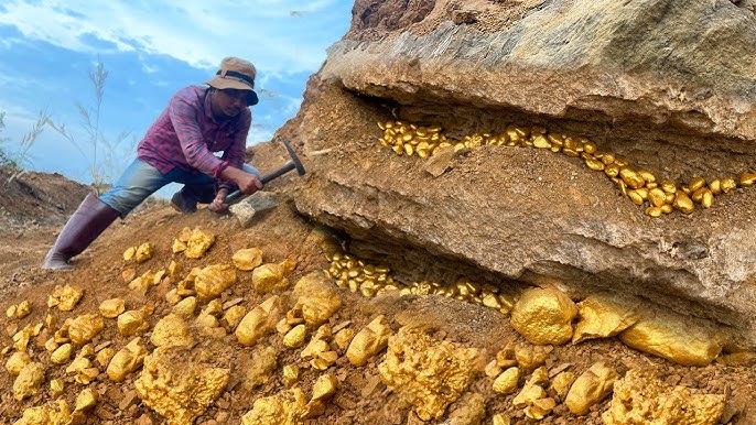 OMG! Unbelievable! Lucky Day Discovered Huge Treasure GOLDS Under Stone ,  Mining By Hand 2024 - YouTube