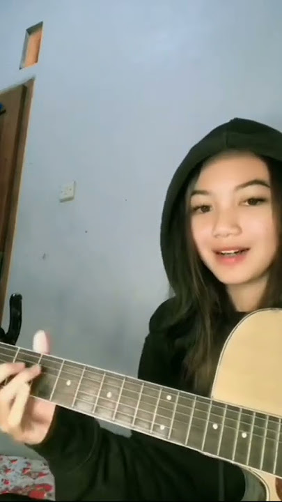 WANITA CANTIK MAIN GITAR SAMBIL NYANYI #Maingitar #Story #Wanitacantik