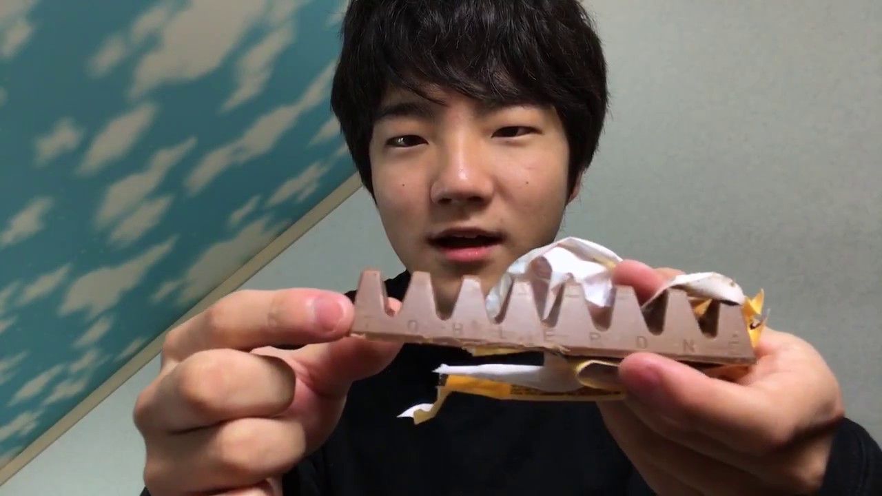食レポ スイスチョコレートのトブラローネのミルク食べてみた Youtube