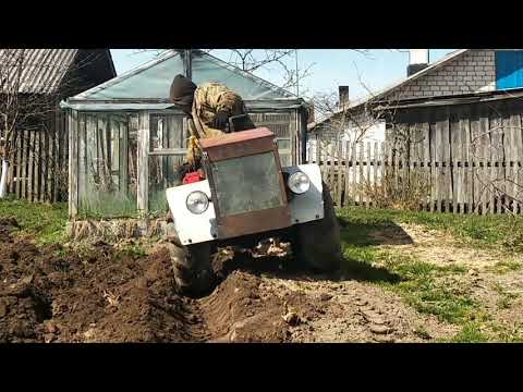 Гусеничный минитрактор пашет