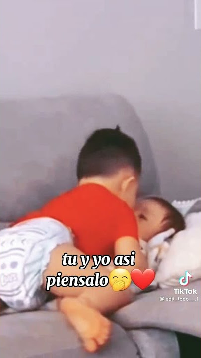 Hermanos se besan xd