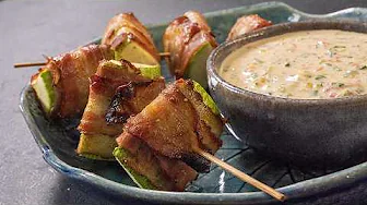 Don't know what to do with your zucchini? Here's the solution: zucchini skewers wrapped in bacon ...