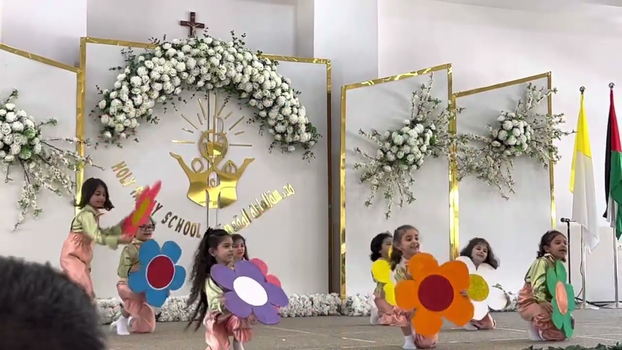 رقصة نحنا الربيع لاطفال روضة العائلة المقدسة مع المعلمة/فاطمة ارحيم