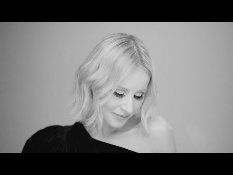 Danijela Martinović - Čovjek bez adrese - (Official video)