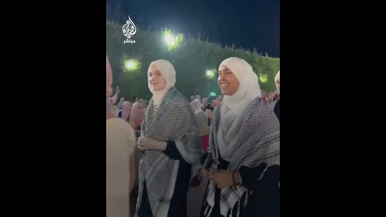 طالبات يتوشحن بالكوفية الفلسطينية في حفل تخرج حفظة القرآن بمحافظة بنزرت التونسية