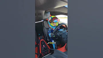 طفل يقود سيارة لامبورجيني 