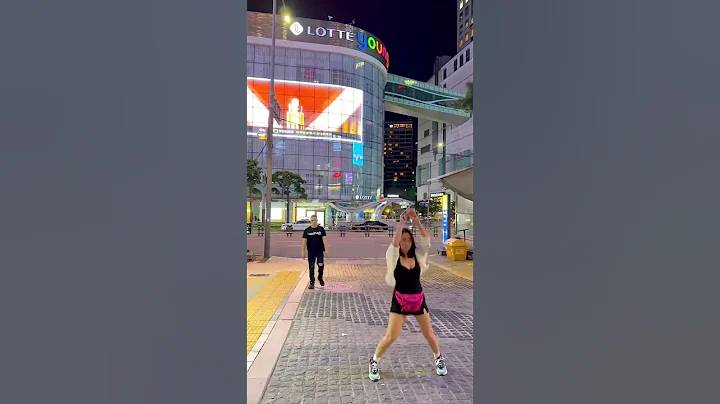 Antoinette & Tom Taus dancing in the streets of #S...