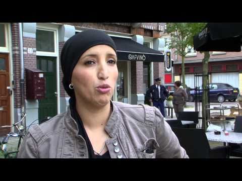 Wat een dag met Burgemeester Eberhard Van Der Laan in Amsterdam Oost (Vrijdag 3 september 2010). Van het Krugerplein (Het plein met de Beloften!), naar Bakker Hartog, het menselijke gezicht van de Wibautstraat. (Fred & Marianne trouwden za 5 sep 2010 in Edam), naar het Karrewiel in de Indische Buurt met Mustapha's schaakclub (snelst groeiende club van de KNSB), naar de Dappermarkt met enthousiaste ondernemers, de internationale kunstenaars (Taiwan, Japan, Kameroen en Rotterdam) in het Karel Appelhuis. www.karelappelhuis.nl En als slotakkoord het slipje van de BM tijdens het spreekuur midden op de drukke Dappermarkt. . Trots op Oost! Filmpje van www.jktv.nl