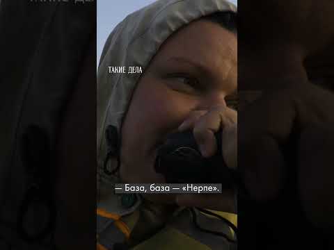 Команда добровольных лесных пожарных тушит лес