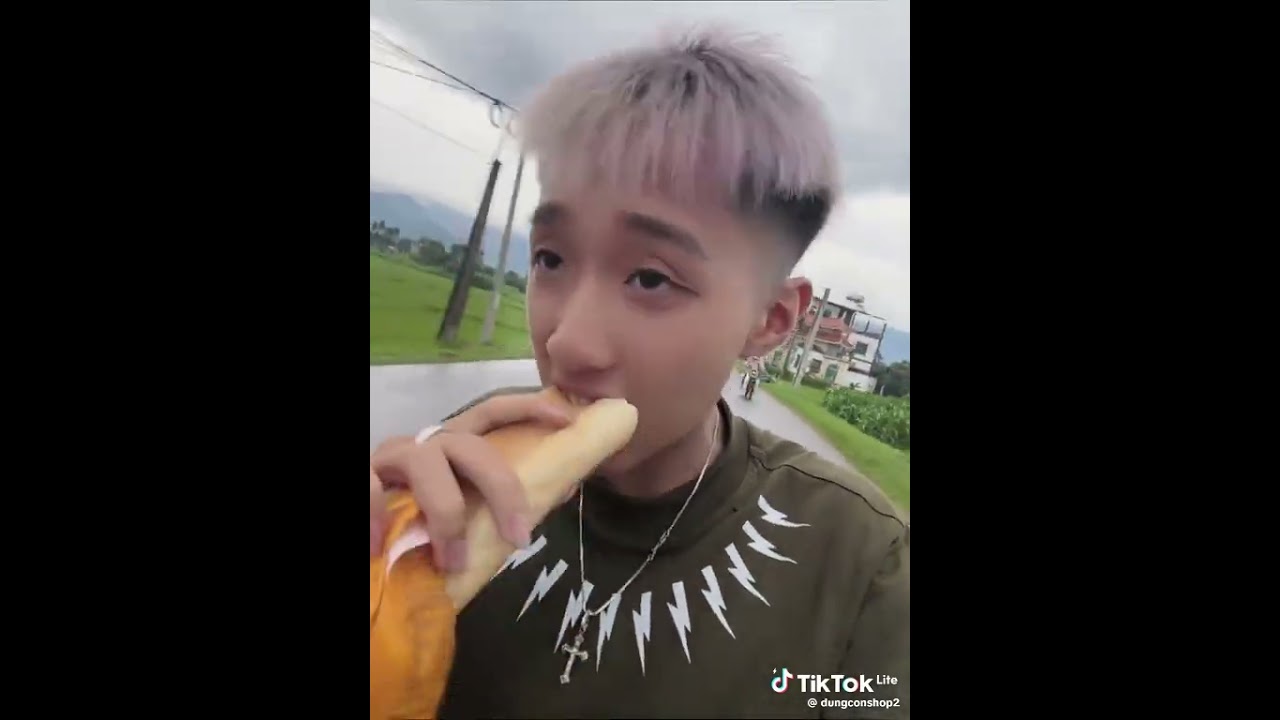 cảnh boy phố ăn bánh mì