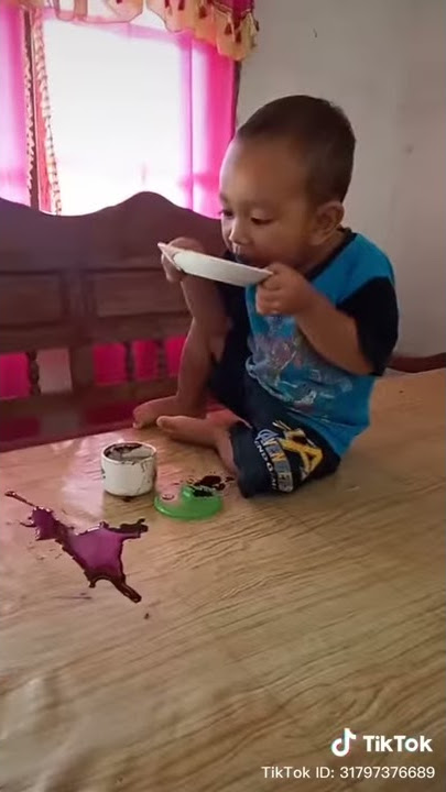 Anak kecil ngopi