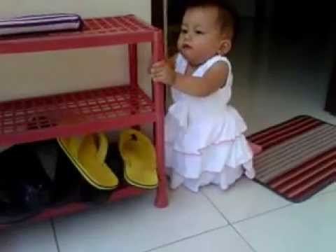 Kheisya Cantik Bayi Ku Belajar berdiri umur 8 Bulan - YouTube