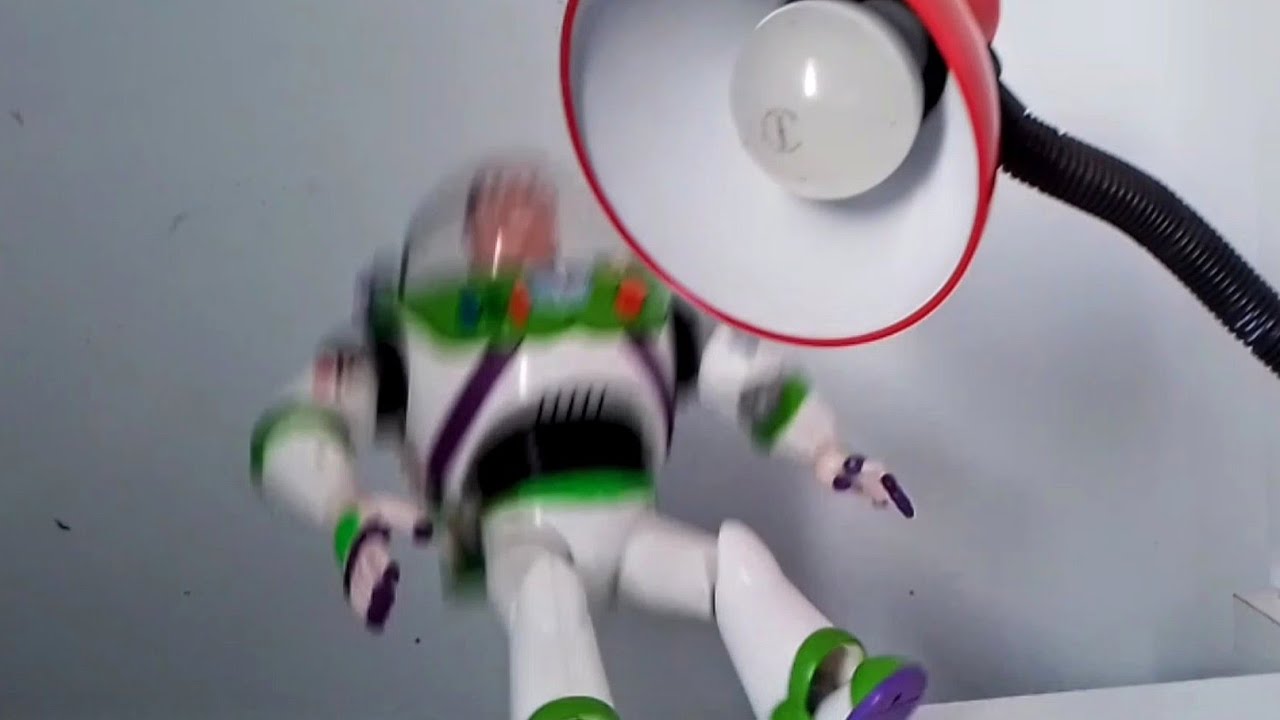 TOY STORY IN REAL LIFE WOODY EMPURRA BUZZ DA JANELA
