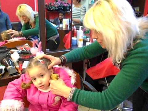 პატარა  გოგო ყურებს  იხვრეტს