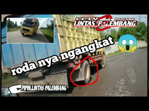  Truk  canter  muatan kelapa oleng Parah sampai roda nya 