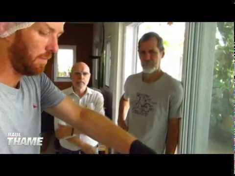 Eduardo Jorge acompanhando a produção do extrato artesanal de cannabis na casa de Raul Thame.