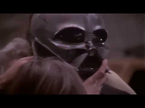 David Prowse se convierte en Darth Vader en el set de Star Wars
