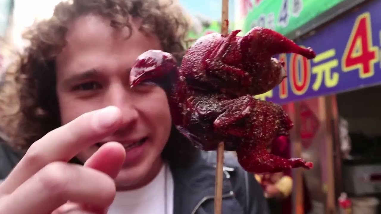 Luisito Comunica prueba comida callejera en China! | ¿Realmente comen perro?