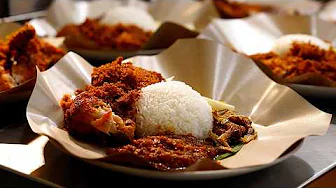 10,000 Fried Chicken A Day | Why People Line Up for Hours for This Nasi Lemak