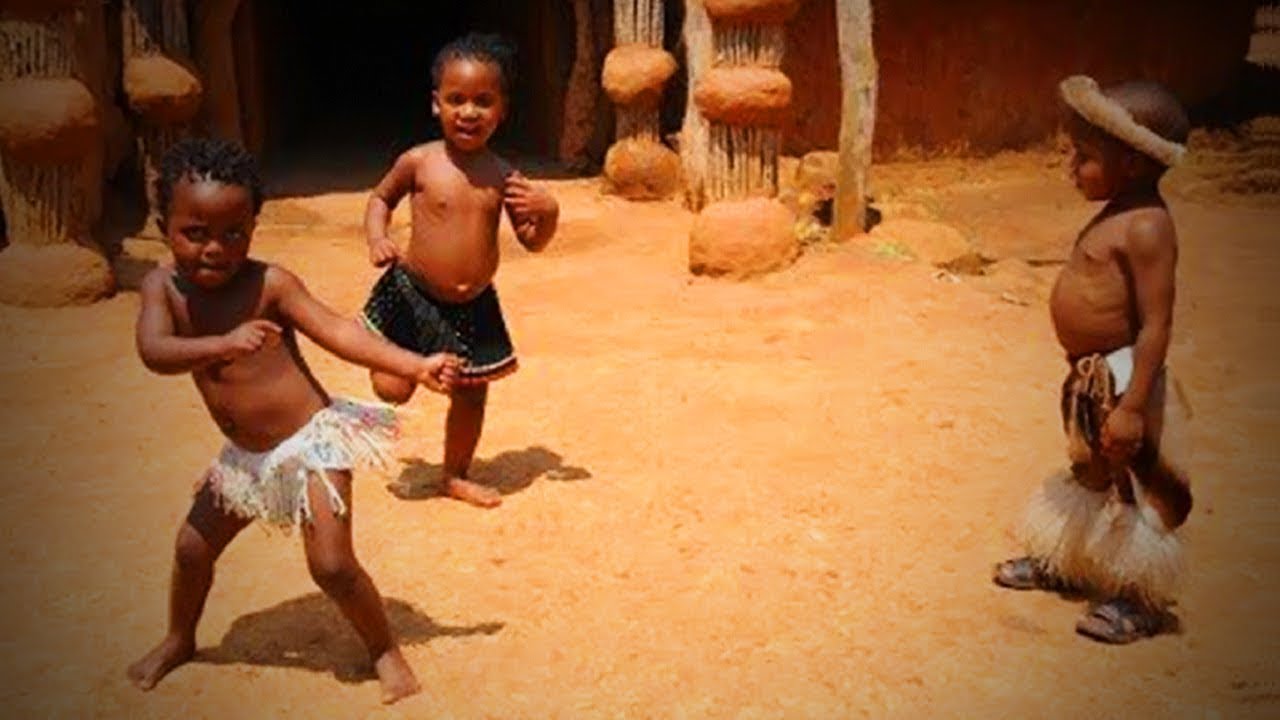 дети в африке танцуют. маленький африканец. черный мальчик танцует. чернокожий мальчик. танцующий мальчик.