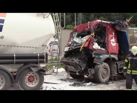 [A1 Schwerer LKW-Unfall am Stauende] Rettungshubschrauber-Einsatz  Polizei ermittelt gegen 34 Gaffer