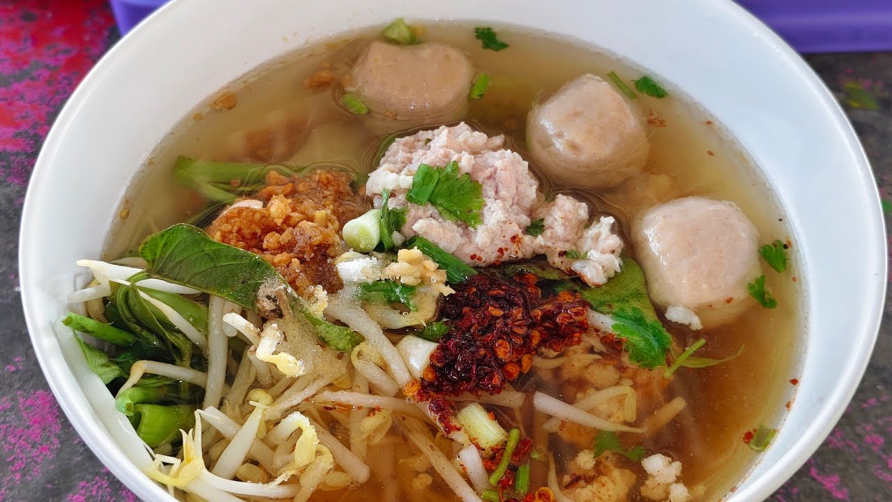 มื้อเที่ยงฝากท้องก๋วยเตี๋ยวหมูสับลูกชิ้นร้านยายตุ่มก๋วยเตี๋ยวโบราณ 35 บาท