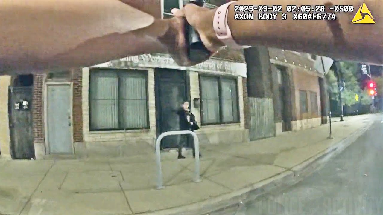 ⁣Chicago Police Fire Shots at Female Suspect Who Pointed a Gun at Them