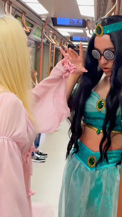 Jasmine and hypnosis in the subway 🚇🤭 (not for kids) #jasminemeyer