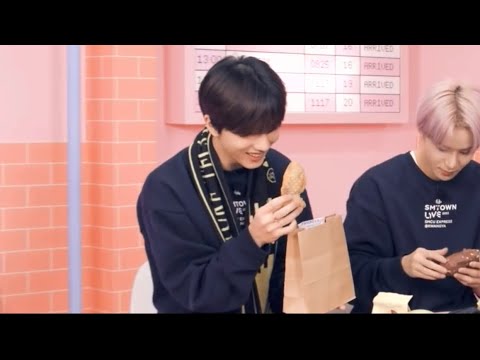 [엔시티 지성] 붕어빵 하나로 이렇게 기뻐할수있구나