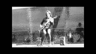 Miguel Montalban - Sultans of Swing (acoustic) Outside Arena O2, UK