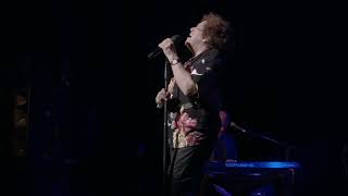 GIVING IT ALL AWAY - Leo Sayer - Live in Concert
