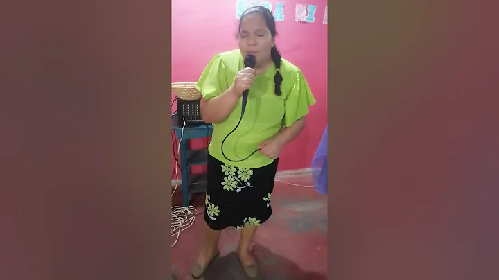 Brenda Mercedes Ardon Triminio Adorando a Dios