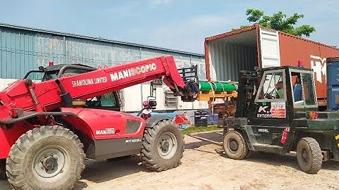 Maniscopise forklift & small forklift unloading big pipe from container @skvehicles5169