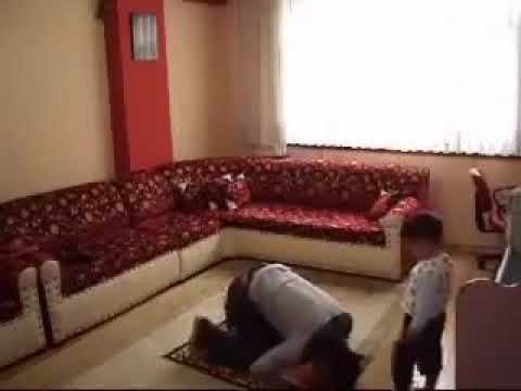 Ata namaz qılır usaq basina oyun acir