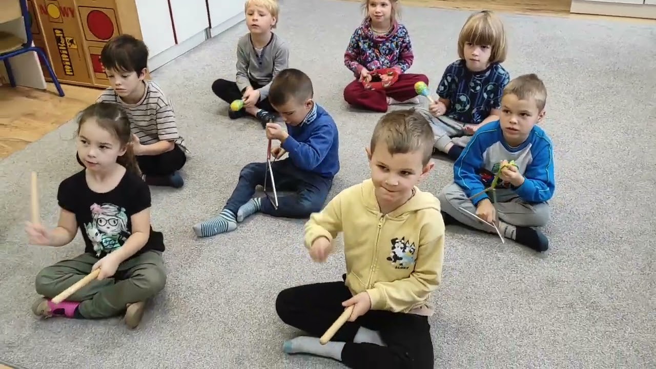 Zerówka gra na instrumentach z okazji Międzynarodowego Dnia Muzyki - 21.10.2025 r.