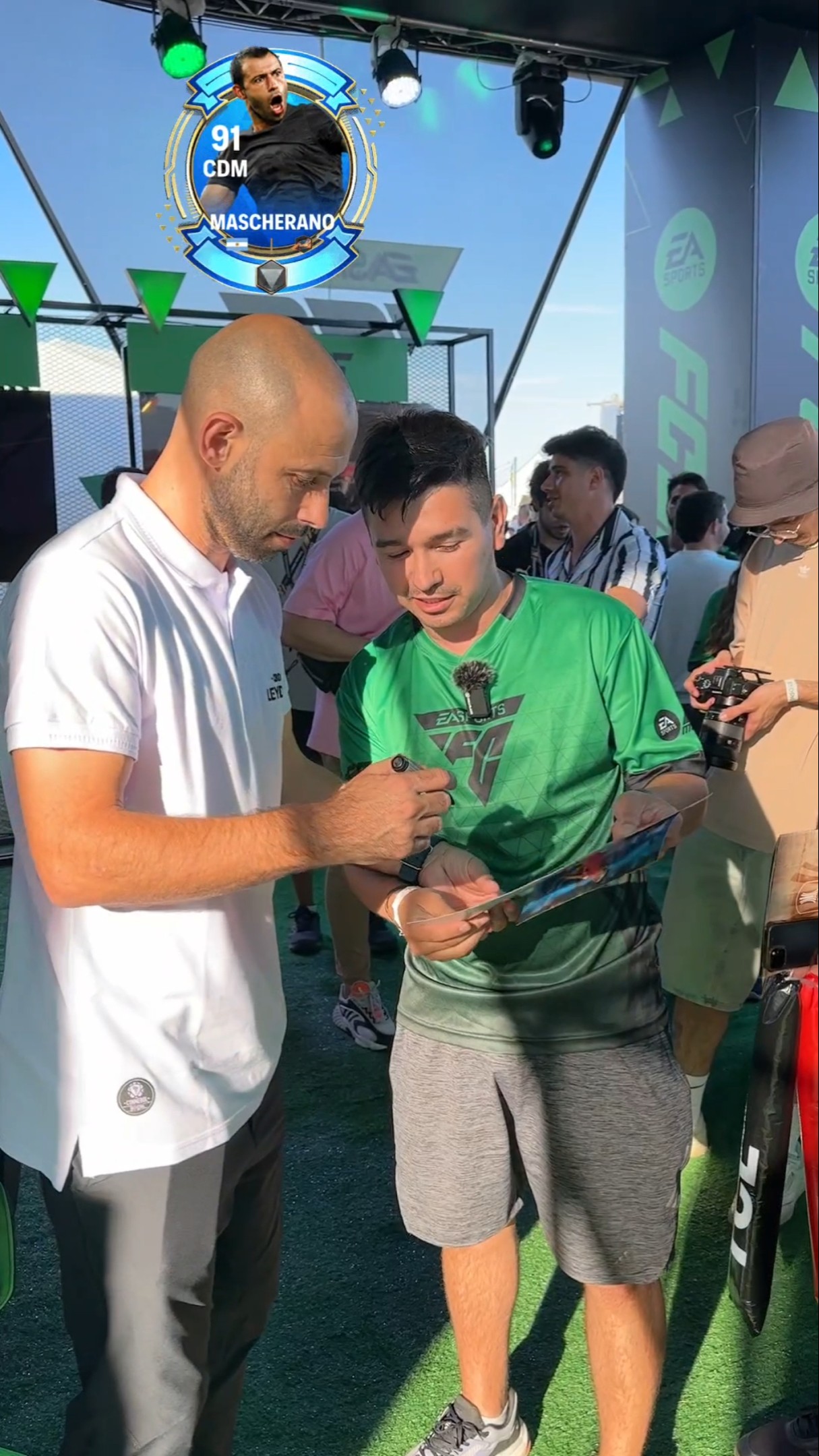 #Mascherano firmando a #Mascherano ! FcMobile ! #FanZone #GloriaEterna #sponsoredbyea