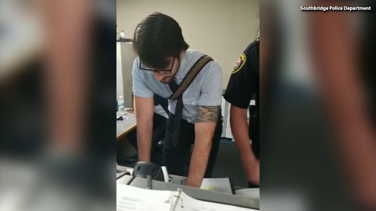 lastikli çarşaf WATCH: Son Makes Emotional Surprise During Cop Father's Last Call