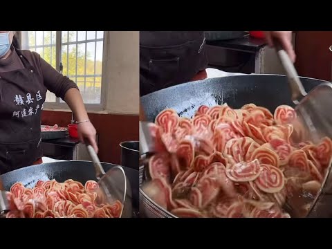 Cooking deep-fried crispy rice crackers, a traditional delicacy.